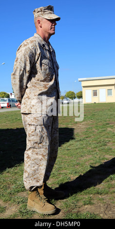 Sergeant Major Bryan Zickefoose, Sergeant-Major der 2. Marine-Division steht in Parade Ruhe während Brigadier General James Lukeman, Kommandierender general der 2. Marine-Division, Marines und Segler mit Schwarzmeer Drehung Kraft 14 bei Mihail Kogalnicean spricht Stockfoto