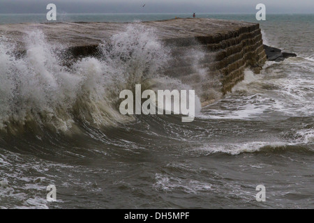 Wellen, die über The Cobb – schützt den Hafen. Berühmte Szene aus dem Film "The French Lieutenant es Woman" Stockfoto