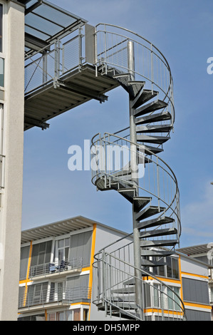 Feuer auf ein modernes Mehrfamilienhaus, Solar City Wohnanlage in Ulm, Baden-Württemberg, PublicGround Stockfoto