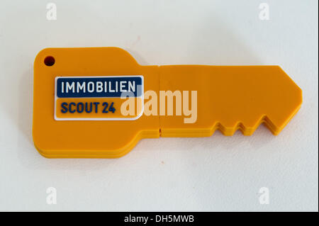 Berlin, Deutschland. 1. November 2013. Einen USB-Stick in Form eines Schlüssels mit dem Logo der das Internetunternehmen ImmobilienScout24 während einer Pressekonferenz in Berlin, Deutschland, 1. November 2013. Foto: MAURIZIO GAMBARINI/Dpa/Alamy Live News Stockfoto