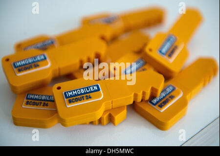Berlin, Deutschland. 1. November 2013. USB-sticks in Form eines Schlüssels mit dem Logo der das Internetunternehmen ImmobilienScout24 während einer Pressekonferenz in Berlin, Deutschland, 1. November 2013. Foto: MAURIZIO GAMBARINI/Dpa/Alamy Live News Stockfoto