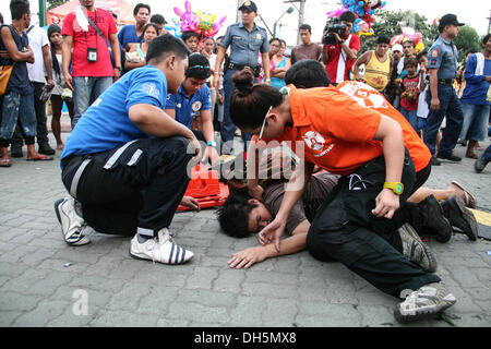 Manila, Indien. 31. Oktober 2013. Danilo Sagaya von Novaliches, Quezon City, stolperte, fiel, dann drücken Sie sein Kinn auf dem Bürgersteig nahe dem Eingang von Manila Nordfriedhof, Redering ihn bewusstlos für mehr als 10 Minuten. Später wurde er entlassen, nachdem ihm von einer Verletzung der EMT gelöscht. : Bildnachweis J Gerard Seguia/NurPhoto: J Gerard Seguia/NurPhoto/ZUMAPRESS.com/Alamy Live-Nachrichten Stockfoto