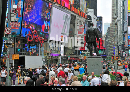 Statue des Komponisten, Dramatiker und Schauspieler George M Cohan in Times Square, Midtown Manhattan, New York City, New York, USA Stockfoto