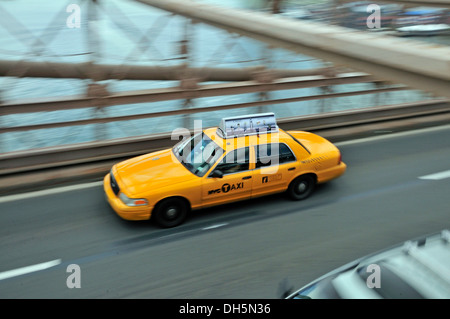 Taxi auf der Brooklyn Bridge, Manhattan, New York City, USA, Nordamerika, PublicGround Stockfoto