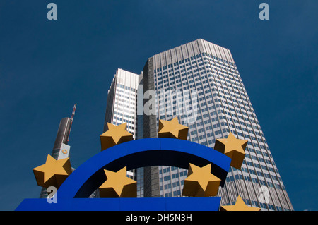 Euro-Zeichen, Eurotower, EZB, Europäische Zentralbank, Willy-Brandt-Platz Square, Finanzbezirk, Frankfurt Am Main, Hessen Stockfoto
