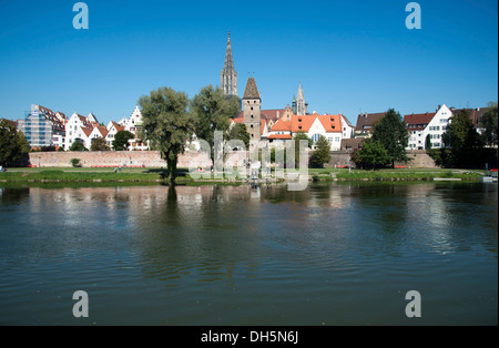 Blick von Neu-Ulm in Bayern über die Donau in Ulm mit dem Münster und der Metzgerturm Turm, Schwaben, Baden-Württemberg Stockfoto