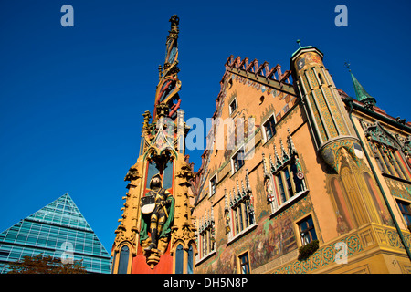 Syrlinbrunnen gut vor das Rathaus, ein Wahrzeichen und der älteste Brunnen von Ulm, der Public Library und das Rathaus am die Stockfoto