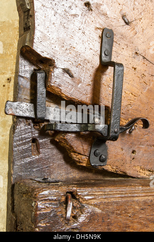 Sehr alte Türriegel, in eine englische Kirche noch gebräuchlich. Stockfoto