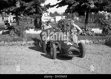 Archie Scott-Brown in seinem Connaught im Paddock an Monza, Italien 1956. Stockfoto