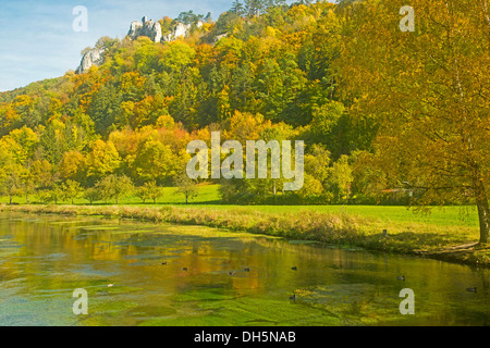 Blau-Fluss und das Blautal Tal, Burgruine Hohengerhausen oder Burgruine Rusenschloss auf der Rückseite befindet sich auf einem Hügel über Stockfoto