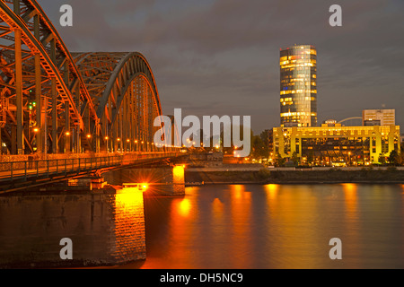 Hohenzollernbruecke-Brücke und den Rhein, KoelnTriangle Turm, früher auch bekannt als LVR-Turm, Sitz der Stockfoto