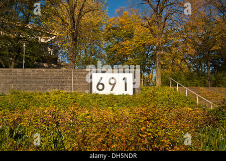 Zeichen, Rhein Flusskilometer 691 am Rheinufer in der Nähe von Köln, Nordrhein-Westfalen, PublicGround Stockfoto