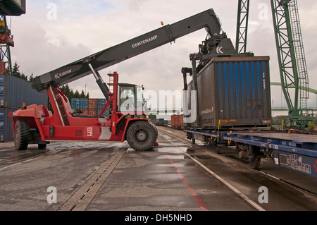 Container terminal, Kalmar-Spreader Umgang mit Containern geliefert per Bahn, Westkai terminal, Köln-Niehl Stockfoto