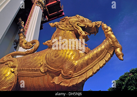 Goldenen Löwen, Singha, Wächter-Figur am Eingang zum Wat Pho Chai, Provinz Nong Khai, Thailand, Asien, PublicGround Stockfoto