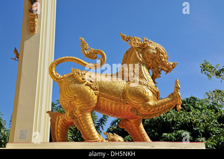 Goldenen Löwen, Singha, Wächter-Figur am Eingang zum Wat Pho Chai, Provinz Nong Khai, Thailand, Asien, PublicGround Stockfoto