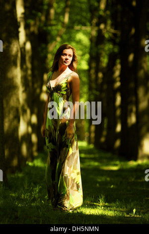 Frau-Aufenthalt auf einem schattigen Park-Gasse Stockfoto