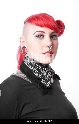 junge Frau mit Piercings und tattoos Stockfoto