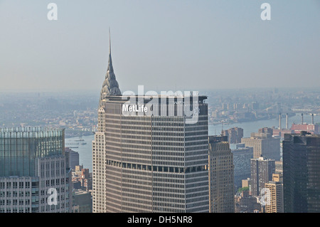 Blick vom Top of the Rock Aussichtsplattform des Rockefeller Center in der Innenstadt von Manhattan, MetLife Building mit Stockfoto