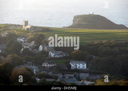 Boscastle, Cornwall, England, UK zeigt Forrabury Kirche und Küstenwache Ausschau Post. Stockfoto