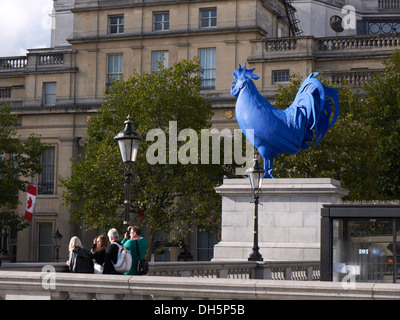 Blauer Hahn auf dem vierten Sockel auf dem Trafalgar Square Stockfoto