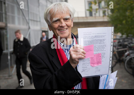 Berlin, Deutschland. 1. November 2013. Abgeordneter von Bündnis 90/die grünen Hans-Christian Stroebele hält den Brief, dass Edward Snowden gab ihm, die deutsche Regierung außerhalb des Gebäudes der Bundespressekonferenz in Berlin, Deutschland, 1. November 2013 zu übermitteln. Stroebele traf Snowden mit anderen Journalisten in Moskau. Foto: MICHAEL KAPPELER/Dpa/Alamy Live News Stockfoto