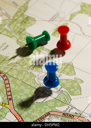 Farbige Karten-Pins auf einer Karte mit starken Schatten Stockfoto