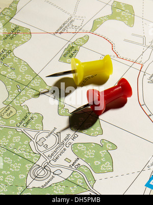 Farbige Karten-Pins auf einer Karte mit starken Schatten Stockfoto