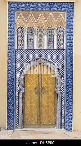 Messing-Tür in der reich verzierten Eingang des königlichen Palastes, Dar el Makzhen Fes, Marokko, Afrika