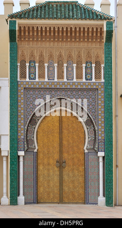 Messing-Tür in der reich verzierten Eingang des königlichen Palastes, Dar el Makzhen Fes, Marokko, Afrika