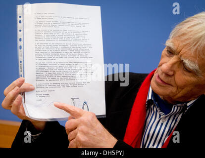 Berlin, Deutschland. 1. November 2013. Abgeordneter von Bündnis 90/die grünen Hans-Christian Stroebele hält den Brief, dass Edward Snowden gab ihm, die deutsche Regierung in das Gebäude der Bundespressekonferenz in Berlin, Deutschland, 1. November 2013 zu übermitteln. Stroebele traf Snowden mit anderen Journalisten in Moskau. Foto: KAY NIETFELD/Dpa/Alamy Live News Stockfoto