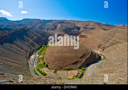 Canyon-artigen Dades Tal, Böschung Landschaft, kleine Berber-Oase auf der Fluss Banken, obere Dades-Tal, hoher Atlas-Gebirge Stockfoto