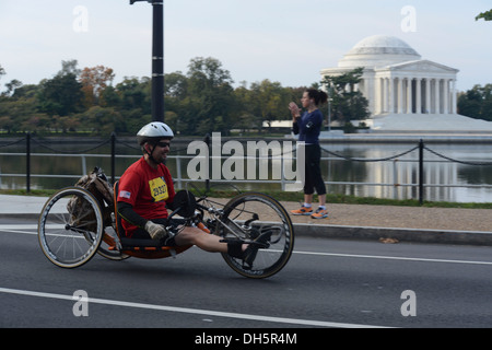 Ein Radfahrer beteiligt sich an der 38th Annual Marine Corps Marathon, Washington D.C., 27. Oktober 2013. Bekannt als "The People Marathon", zog das 26,2 Meilen-Rennen, bewertet den 3. größte Marathon in den Vereinigten Staaten im Jahr 2012, 30.000 Teilnehmer. Stockfoto