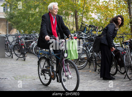 Berlin, Deutschland. 1. November 2013. Abgeordneter von Bündnis 90/die grünen Hans-Christian Stroebele kommt mit seinem Fahrrad auf das Gebäude der Bundespressekonferenz in Berlin, Deutschland, 1. November 2013. Stroebele traf Snowden mit anderen Journalisten in Moskau. Foto: MICHAEL KAPPELER/Dpa/Alamy Live News Stockfoto