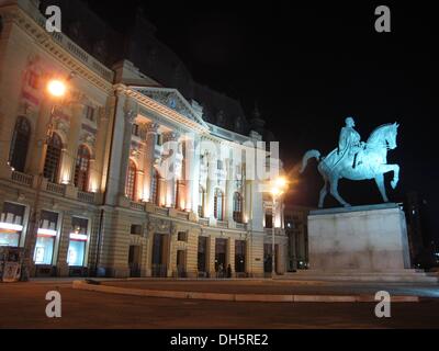 Bukarest, Rumänien. 23. Oktober 2013. Die zentrale Universitätsbibliothek mit der Reiterstatue von König Carol I. of Romania, im Zentrum von Bukarest, 23. Oktober 2013. Foto: Jens Kalaene/Dpa/Alamy Live News Stockfoto