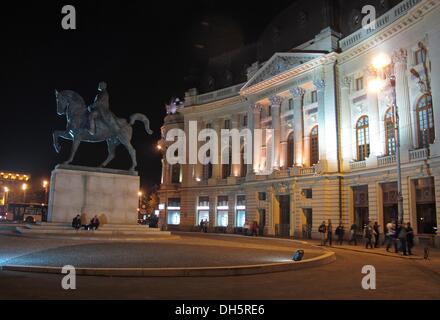 Bukarest, Rumänien. 23. Oktober 2013. Die zentrale Universitätsbibliothek mit der Reiterstatue von König Carol I. of Romania, im Zentrum von Bukarest, 23. Oktober 2013. Foto: Jens Kalaene/Dpa/Alamy Live News Stockfoto