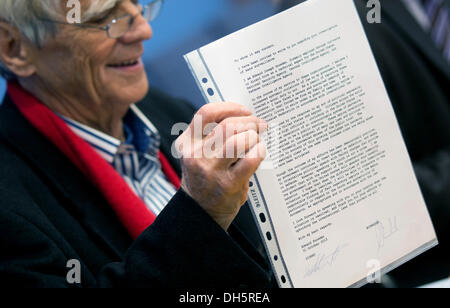 Berlin, Deutschland. 1. November 2013. Abgeordneter von Bündnis 90/die grünen Hans-Christian Stroebele hält den Brief, dass Edward Snowden gab ihm, die deutsche Regierung in das Gebäude der Bundespressekonferenz in Berlin, Deutschland, 1. November 2013 zu übermitteln. Stroebele traf Snowden mit anderen Journalisten in Moskau. Foto: Michael Kappeler/Dpa/Alamy Live News Stockfoto