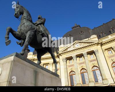 Bukarest, Rumänien. 23. Oktober 2013. Die zentrale Universitätsbibliothek mit der Reiterstatue von König Carol I. of Romania, im Zentrum von Bukarest, 23. Oktober 2013. Foto: Jens Kalaene/Dpa/Alamy Live News Stockfoto