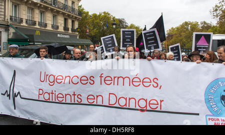 Paris, Frankreich, Menschenmassen, französische Gesundheitshelfer und AIDS-Aktivisten protestieren gegen die Schließung eines Paris Hos-Pital, das Hô-tel-Dieu mit Protestzeichen und Demonstranten-Banner mit, Act up-Paris Militanten (das Krankenhaus bleibt offen) Protest von Gesundheitshelfern Stockfoto