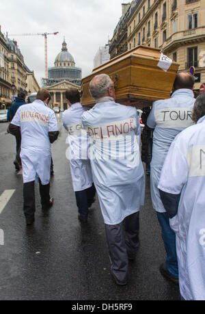 Paris, Frankreich, Französisch Gesundheitsarbeiter protestieren Schließung eines Pariser Hos-pital, der Hô-tel-Dieu, Ärzte tragen Kasket, zu Fuß weg, Arbeiter Gesundheit Protest Stockfoto