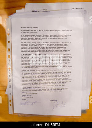 Berlin, Deutschland. 1. November 2013. Der Brief, die Edward Snowden Abgeordnete von Bündnis 90 gab/die grünen Hans-Christian Stroebele, die Bundesregierung in der Bundespressekonferenz übermitteln Gebäude in Berlin, Deutschland, 1. November 2013. Stroebele traf Snowden mit anderen Journalisten in Moskau. Foto: KAY NIETFELD/Dpa/Alamy Live News Stockfoto