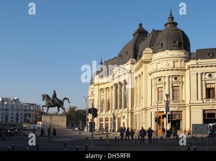 Bukarest, Rumänien. 23. Oktober 2013. Die zentrale Universitätsbibliothek mit der Reiterstatue von König Carol I. of Romania, im Zentrum von Bukarest, 23. Oktober 2013. Foto: Jens Kalaene/Dpa/Alamy Live News Stockfoto