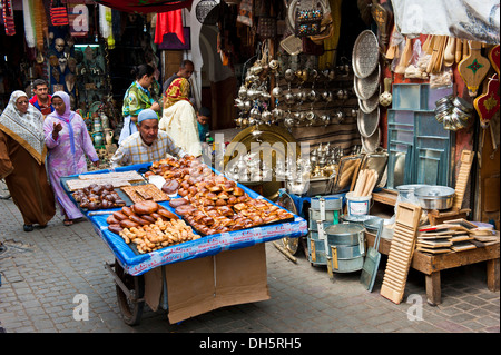 Straßenhändler, schob einen Wagen mit Brot und Gebäck in den Souks, Bazar, Marrakesch, Marokko, Afrika Stockfoto