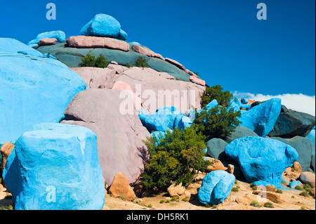 Gemalte Felsen, Felsmalereien des belgischen Künstlers Jean Verame in der Nähe von Tafraoute, Anti-Atlas-Gebirge, Südmarokko Stockfoto