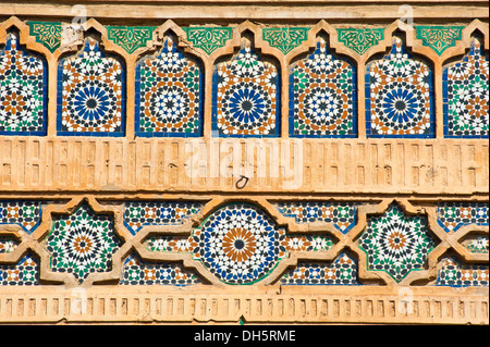 Fliesen Sie, Mosaiken, Zellige, Zillij oder Zellij eigelegten auf ein Tor in das königliche Schloß, Dar el-Makhzen, Meknès, Marokko, Afrika Stockfoto