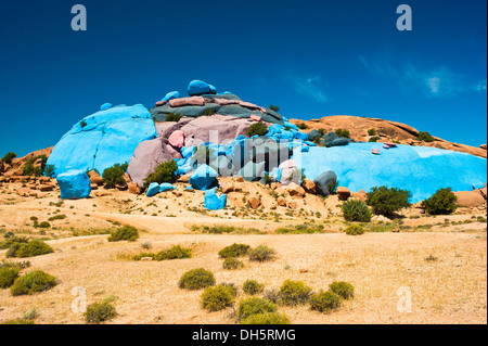 Gemalte Felsen, Felsmalereien des belgischen Künstlers Jean Verame in der Nähe von Tafraoute, Anti-Atlas-Gebirge, Südmarokko Stockfoto