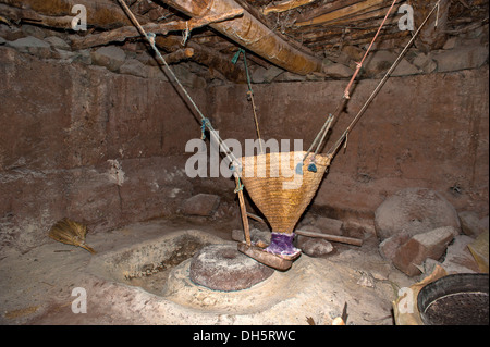 Alte Getreidemühle und ein Schleifstein auf einen Stream, Ait Bouguemez, hoher Atlas, Marokko, Afrika Stockfoto