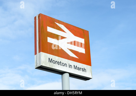 Zeichen für Moreton in Marsh Bahnhof in den Cotswolds Stockfoto