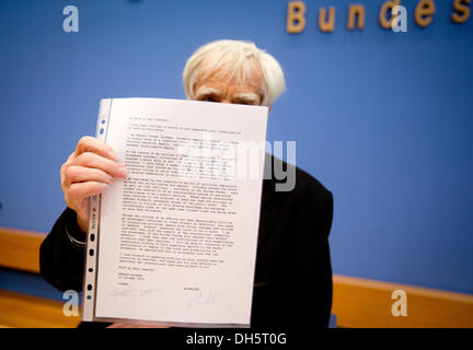 Berlin, Deutschland. 1. November 2013. Abgeordneter von Bündnis 90/die grünen Hans-Christian Stroebele hält den Brief, dass Edward Snowden gab ihm, die deutsche Regierung in das Gebäude der Bundespressekonferenz in Berlin, Deutschland, 1. November 2013 zu übermitteln. Stroebele traf Snowden mit anderen Journalisten in Moskau. Foto: KAY NIETFELD/Dpa/Alamy Live News Stockfoto