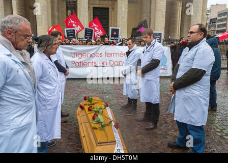 Paris, Frankreich, französische Gesundheitsarbeiter und AIDS-Aktivisten protestieren gegen die Schließung eines Pariser Hos-pitals, der Hô-tel-Dieu-Kasket, Act up-Paris, Holding Signs, Protest der Gesundheitsarbeiter Stockfoto