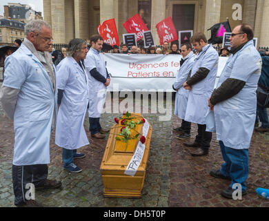 Paris, Frankreich, Demonstration der französischen Gesundheitsarbeiter-Gruppe, Protestschließung eines Pariser Krankenhauses, Kasket auf der Straße, Krankenschwester Stockfoto